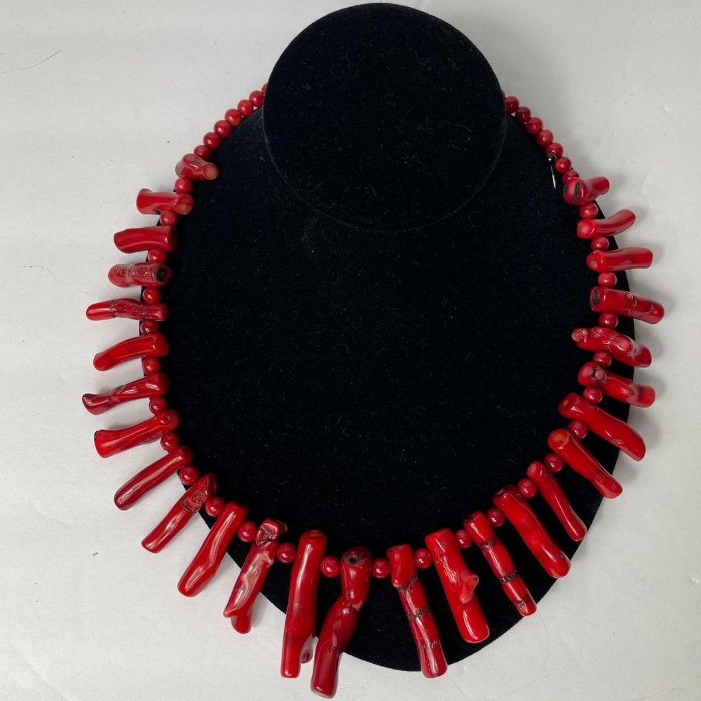 VINTAGE GENUINE RED CORAL BIB TOGGLE NECKLACE